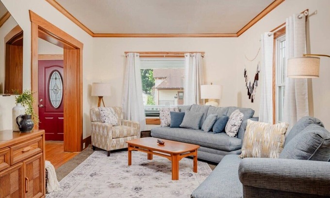 Oshkosh House | East Hall Park Escape - 3 Bedroom Family Home