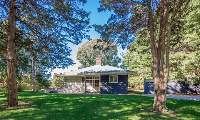 Springs House | EAST HAMPTON LOVELY COTTAGE NEAR BAY, DINING, DUCK POND ARTS; 5 STAR REVIEWS