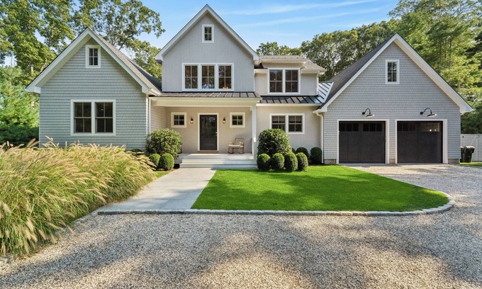 East Hampton House | East Hampton. New Spacious 5-bedroom house. Pool with great outdoor living