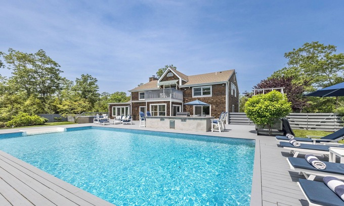 East Hampton House | East Hampton Sag Harbor Village Fringe Pool Hot Tub Gym