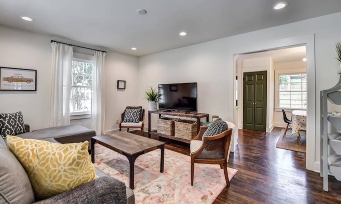 Oakhurst House | East Lake Cottage (Entire Home, pet friendly!)