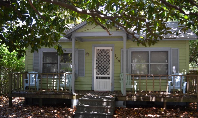 Morehead City Cabin | East Lodge - Group Friendly! Free Wifi and Cable TV included