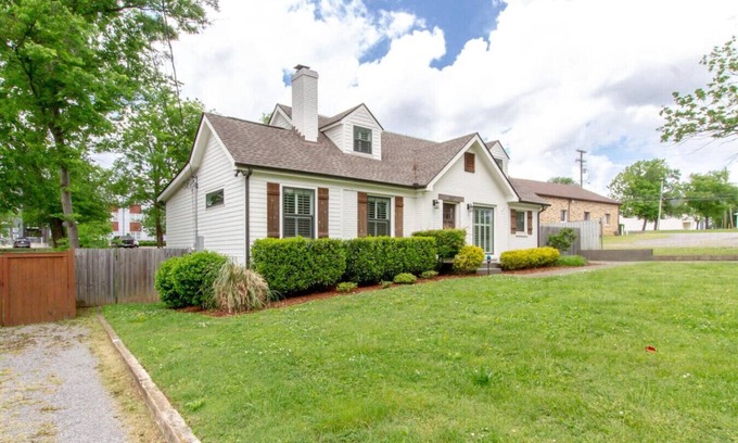 Inglewood House | East Nashville Paradise - Large Backyard