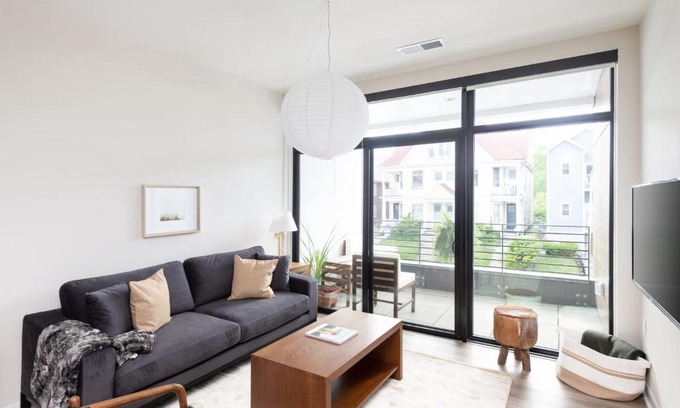Lower East Side Apartment | East Side Luxury 1BR Apt - Near Brady St with Balcony and Lounge