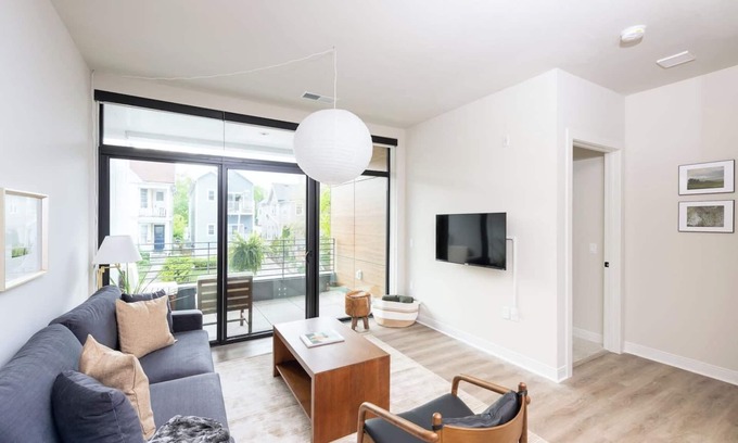 Lower East Side Apartment | East Side Luxury 1BR Apt - Near Brady St with Balcony and Lounge