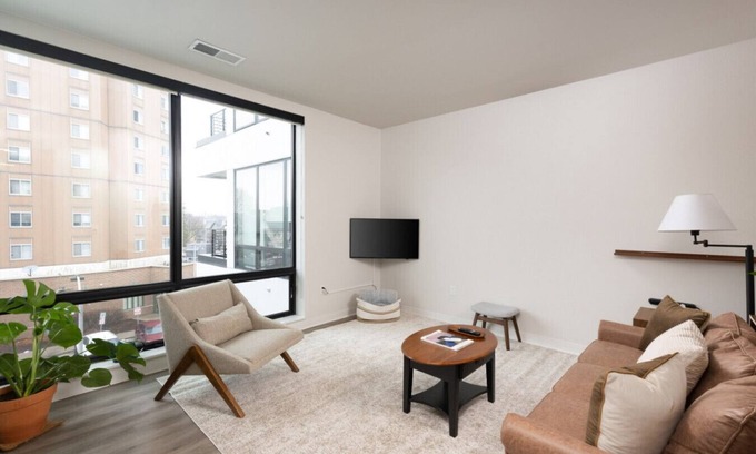Lower East Side Apartment | East Side Luxury 1BR Apt - Near Brady St with Balcony and Lounge