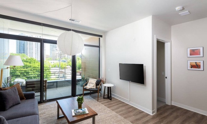 Lower East Side Apartment | East Side Luxury 1BR Apt - Near Brady St with Balcony and Lounge