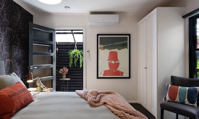 Daylesford Apartment | East St 3 is one of three contemporary apartments set within beautiful gardens