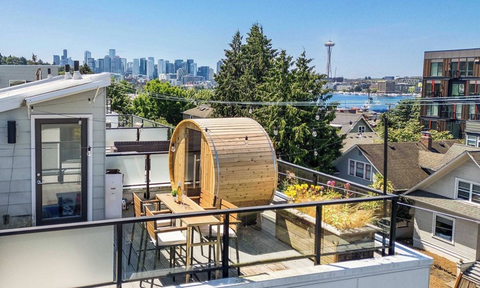 Eastlake House | Eastlake Gem: Rooftop Sauna & Lake View, 3min SLU