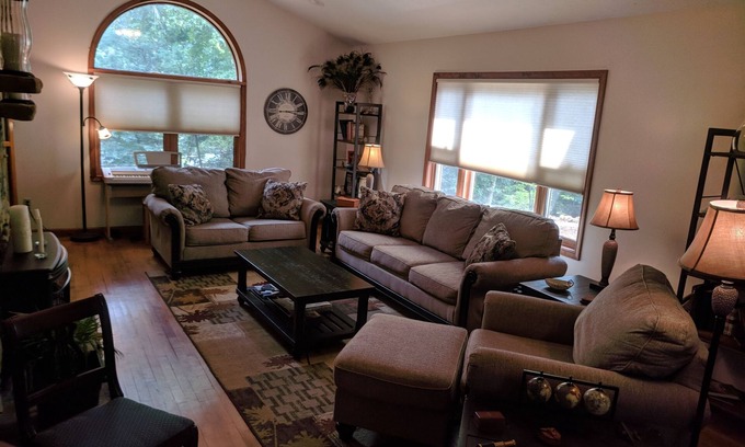 Flat Rock House | Easy access to Asheville, Greenville and the Green River!