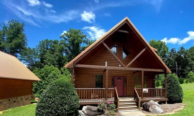 White Oak Lodge Cabin | Easy Drive Resort Cabin w/Hot Tub, Mtn View, and Resort Pool Near National Park