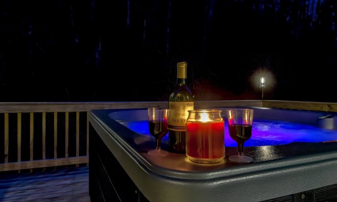 Townsend Cabin | Easy Drive to Log Cabin! Only 7 mins from National Park + Jacuzzi