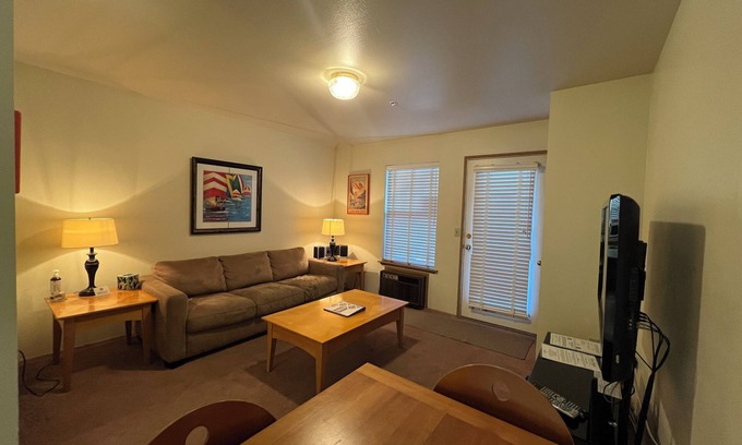 Hood River Condo | Easy Living - 1 Bedroom, 2 Bathrooms - Lower-Level Condo