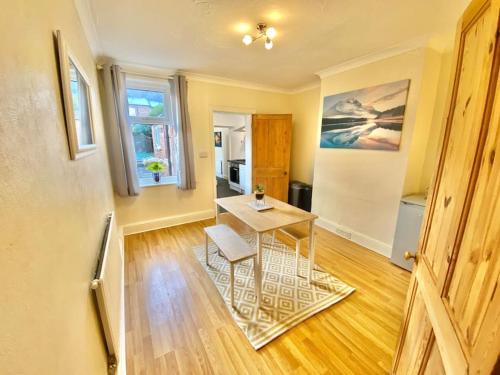 Grantham House | EasyRest House 2 Grantham - 6 Beds & Free Parking - Easy Location - Access to A1, Town Centre & Shops