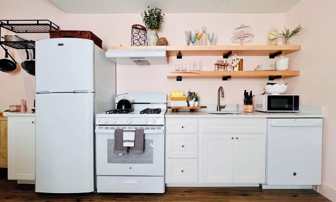 Pittsburgh House | Eat-In Kitchen - Designer Chic - Steps from AGH!