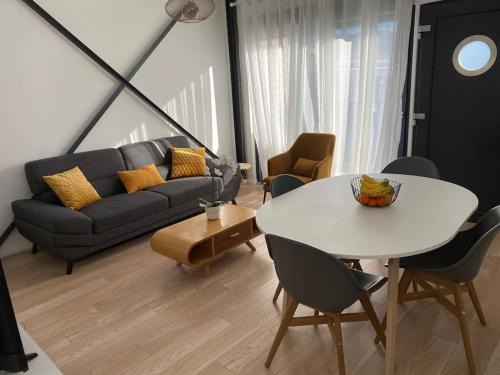 Velaux Apartment | "Echapée Belle" Appart Moderne 4 pers à Velaux - Tout équipé avec terrasse à 15 min plage et aéroport