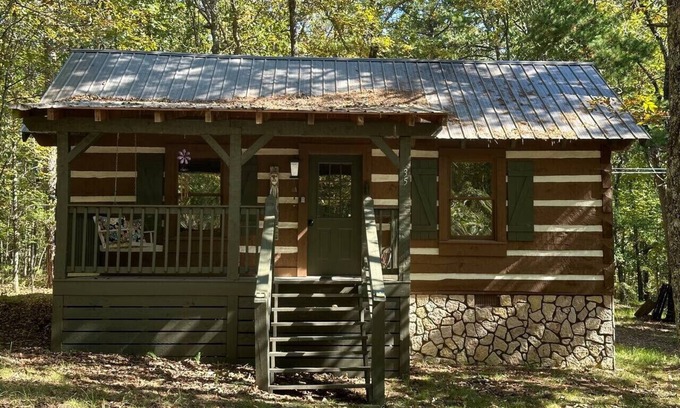 Fort Payne House | Eclectic Cabin l Near Desoto State Park & Falls