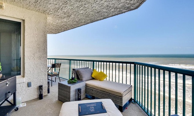Daytona Beach Apartment | Eclectic Daytona Beach Condo with Breathtaking View!