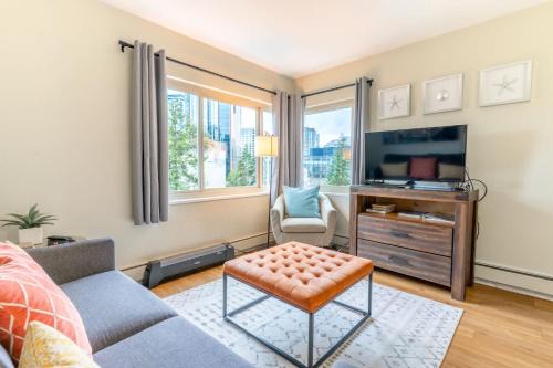 Downtown Seattle House | Eclectic Downtown & Cap Hill King bed & Kitchen