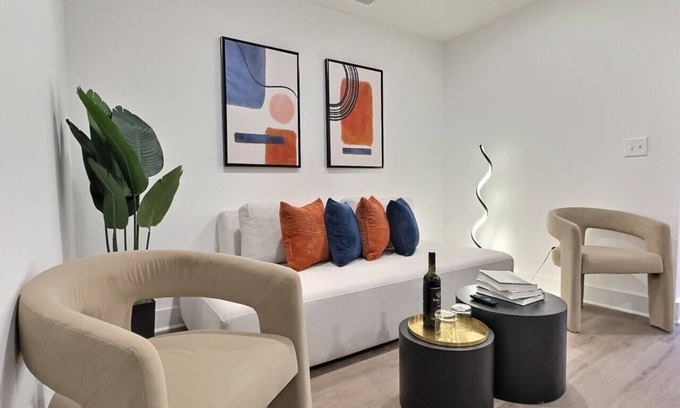 Forest Park Apartment | Eclectic Retreat in Heart of Downtown