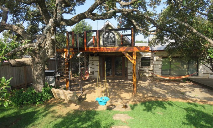 Wimberley House | ECLIPSE IN THE HOT TUB!nmarket days & town square with in walking distance !