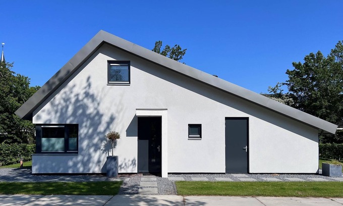 Dirkshorn House | Eco-friendly villa with terrace and garden
