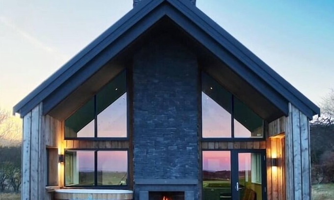 Leven House | Eco-Lodge with hottub sea view Charleton Estate