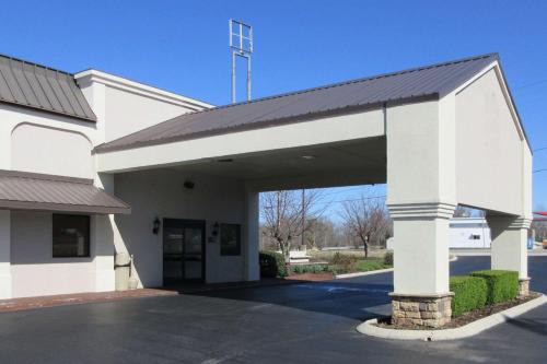 Manchester Hotel | Econo Lodge Inn & Suites Manchester North