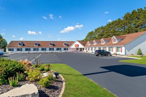 Eau Claire Hotel | Econo Lodge Inn & Suites