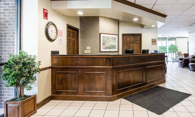 Norton Hotel | Econo Lodge Inn & Suites