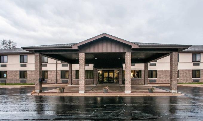 Oconto Hotel | Econo Lodge Inn & Suites