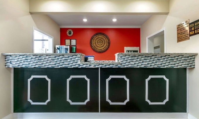 Northport Hotel | Econo Lodge Northport - Tuscaloosa