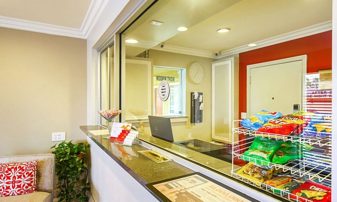 San Bernardino Hotel | Econo Lodge San Bernardino I-215