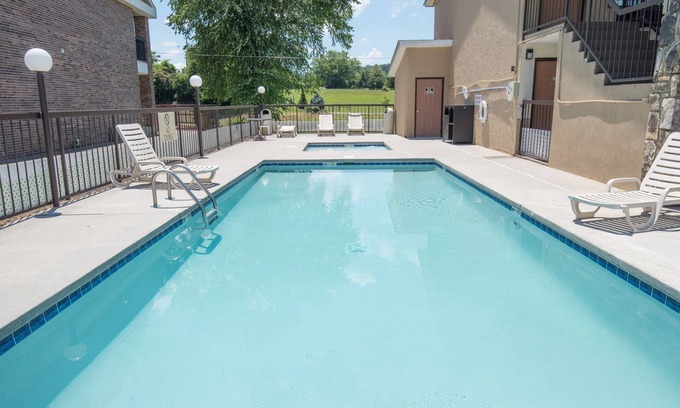 Sevierville Hotel | Econo Lodge Sevierville-Pigeon Forge on the River
