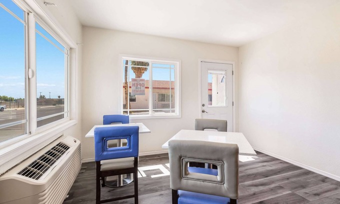 Needles Hotel | Econo Lodge