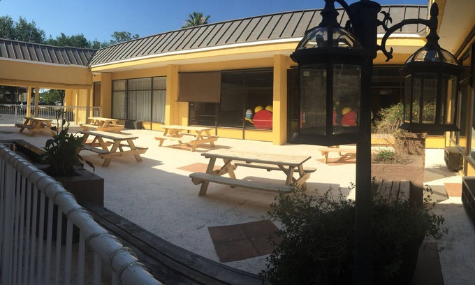 National Gardens Hotel | Econo Lodge