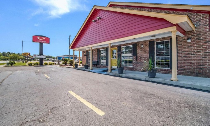 Santee Cabin | Econo Lodge