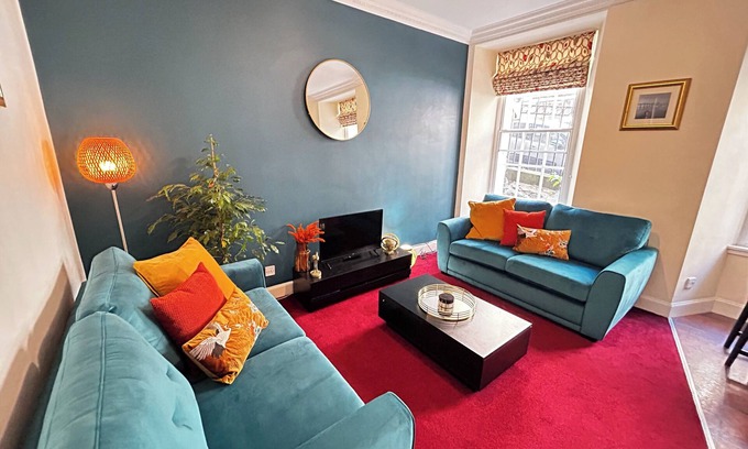 Old Town Apartment | Economical 2 bedroom property just off the famous Royal Mile