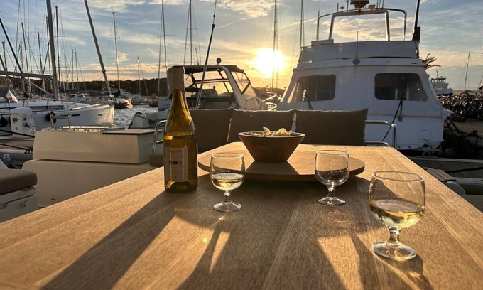 Porquerolles House | EDEN modern catamaran for 2 to 8 p. at the dock