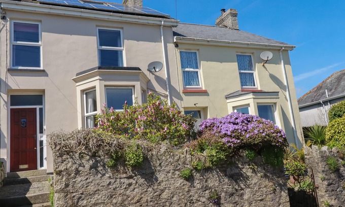 Par House | EDEN RETREAT, pet friendly, with a garden in Par