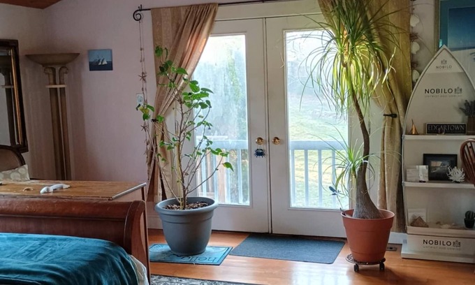 Edgartown Apartment | Edgartown convenience to beach, restaurants, shopping and public transportation.