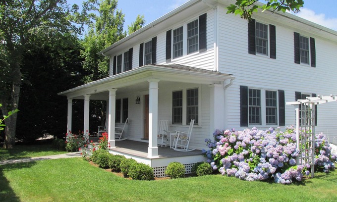 Edgartown House | Edgartown Village - Spacious, Light-filled Classic Vineyard Home W/Guest Housen
