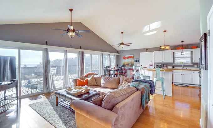 Edgemont House | Edgemont Home w/Deck & BBQ Grill: 2 Mi to Lake!
