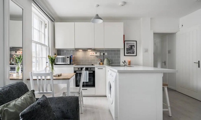 Old Town Apartment | Edinburgh Castle Apartment in the heart of Edinburgh's Old Town!
