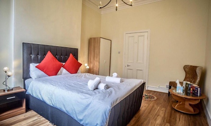 Tollcross Apartment | Edinburgh ground floor City Centre Flat Close to Princess Street