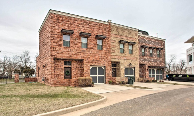 Edmond House | Edmond Escape w/Pinball Machine & Patio!
