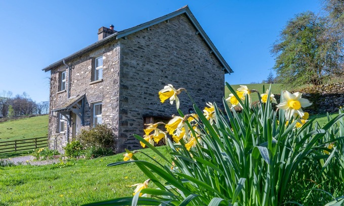 Ambleside Cottage | Eel House Cottage - sleeps 4 guests in 2 bedrooms