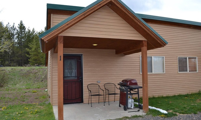 Island Park Apartment | EF Bear Cave 1* Free Wifi, Satellite Tv, Sleeps 2, Pet Friendly, Bbq Grill