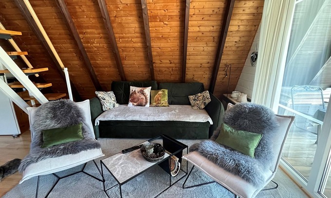 Feriendorf Eichwald House | Eichhörnchen-in der Natur Zuhause-fass-sauna im Garten