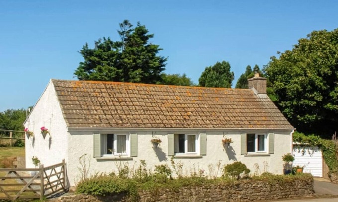 Nolton Cottage | Eira's Cottage - Tranquil Family Getaway Near Coast